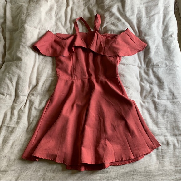 Open shoulder red dress - Picture 3 of 5